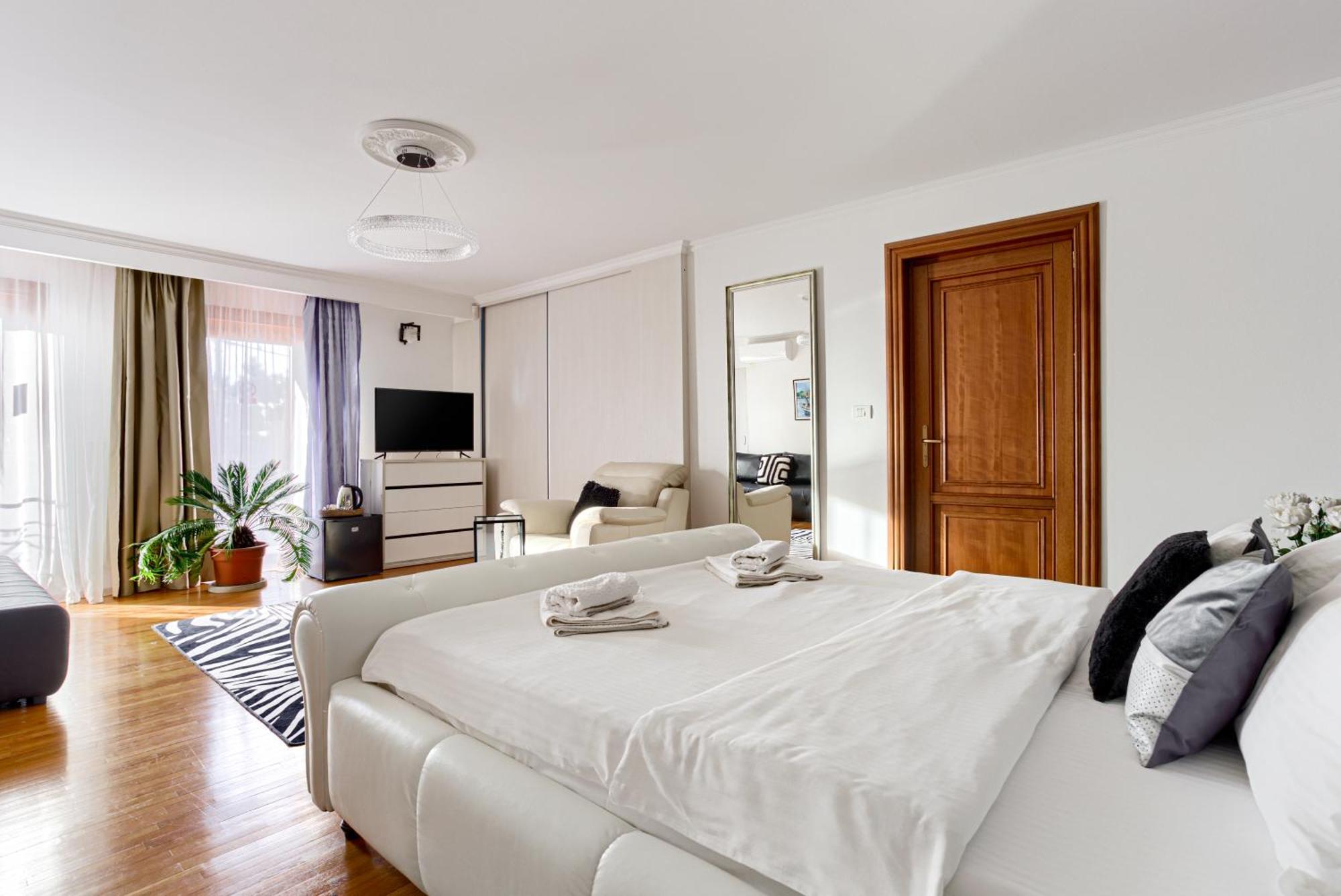 La Conac Aparthotel Арад Екстериор снимка